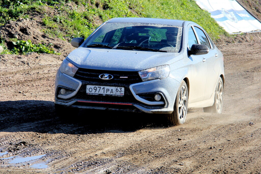 Несмотря на уменьшенный дорожный просвет, Веста Спорт отлично себя чувствует на дорожных грунтовых волнах, не раскачивается и не цепляет брюхом.