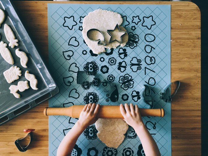 Дочка готовит наше любимое печенье из творога