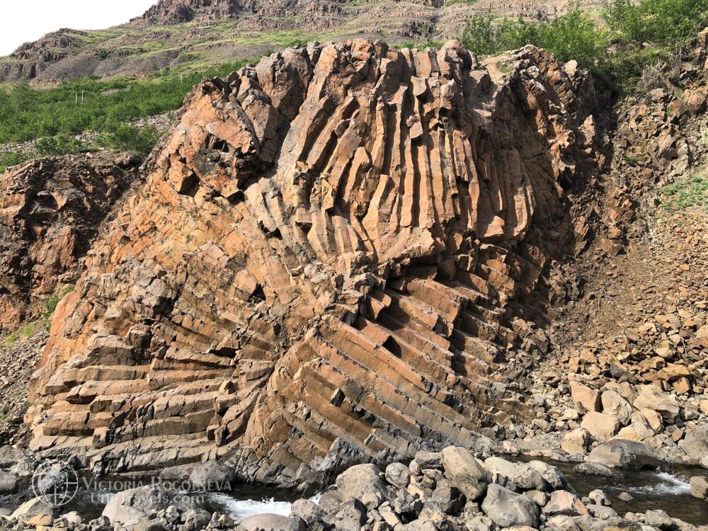 Солонское морское плато. Скалы плато Путорана. Базальтовое плато Путорана. Плато Путорана скала камень. Базальтовые траппы Путорана.