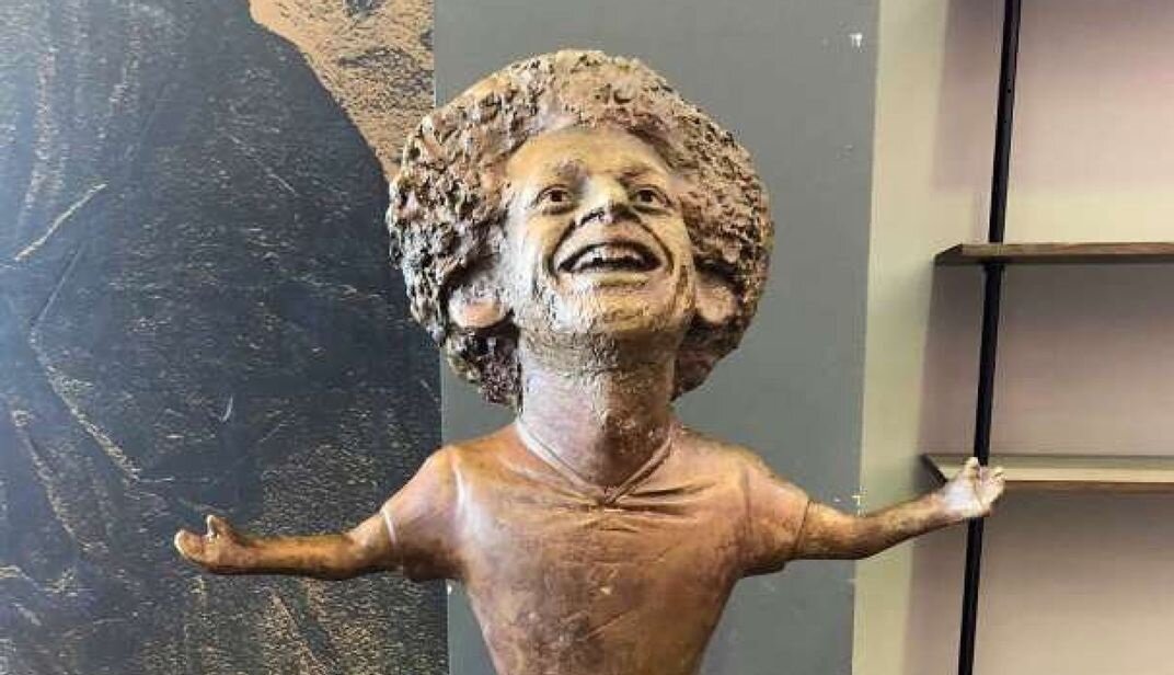 Статуя Мухаммеда Салаха с протянутыми руками