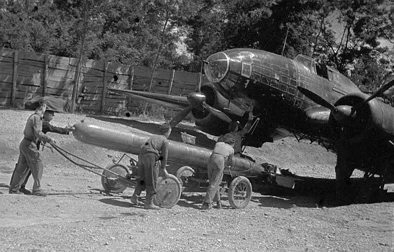 Подготовка торпедоносца ВВС ВМФ ДБ-3Ф к вылету на свободную охоту - загрузка боекомплекта. // Фото: waralbum.ru