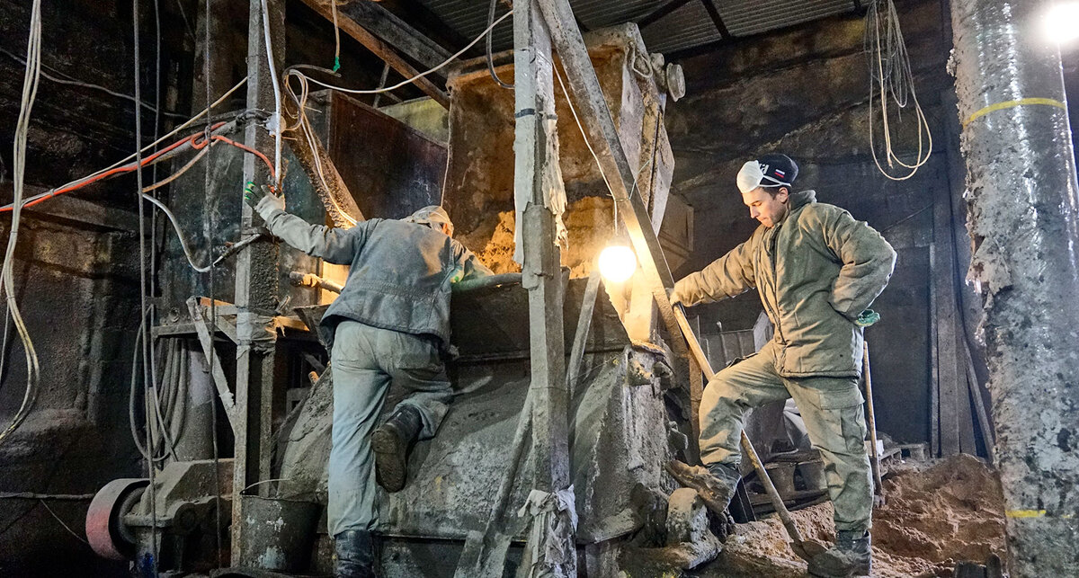 Строители. Строительная бригада. Разнорабочие шахты. Разнорабочие земляные работы. Рабочий человек.