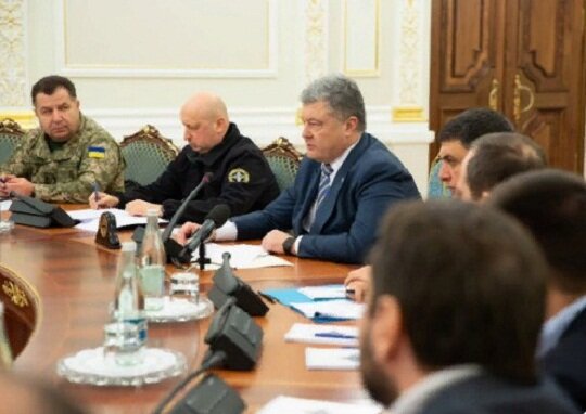 Фото: Порошенко экстренное заседание военного совета https://twitter.com/poroshenko?lang=ru