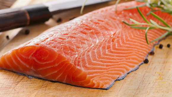 Сейчас я расскажу вам как самим посолить семгу в домашних условиях. 