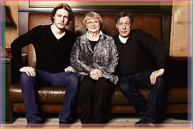 Никита с родителями.