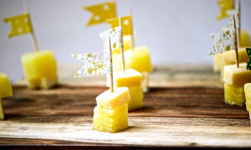 • Канапешки с сыром и ананасом. Приготовление: нарезаем квадратиками нежирный сыр и ананас, затем накалываем на шпажку и легкая закуска готова!