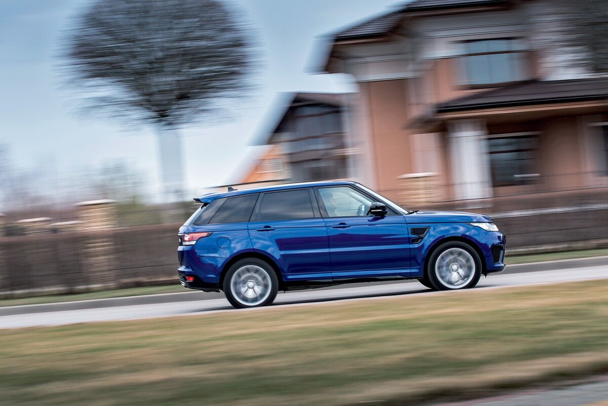 Кроме привычных внедорожных режимов у системы Terrain Response есть и спортивный Dynamic mode. Теоретически сюда можно усадить и троих. Но лучше отправить третьего на такси, а двоим оставшимся позволить насладиться посадкой в «ковшах».