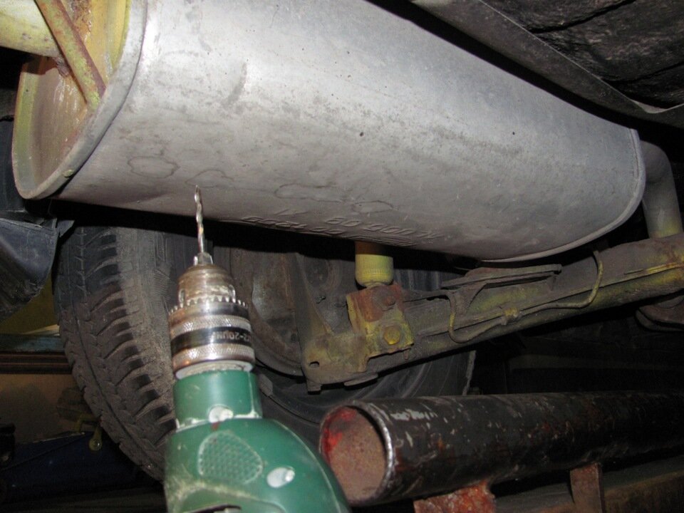 Ещё секунда - и глушитель этого автомобиля станет вечным. Разгадку читаем ниже. (фото: vyhlopnie-systemi.com.ua) 