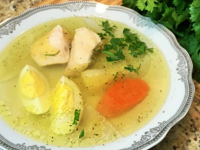  С  чем подать бульон?  Кстати это вполне диетическое блюдо.  Ну давайте рассмотрим варианты.