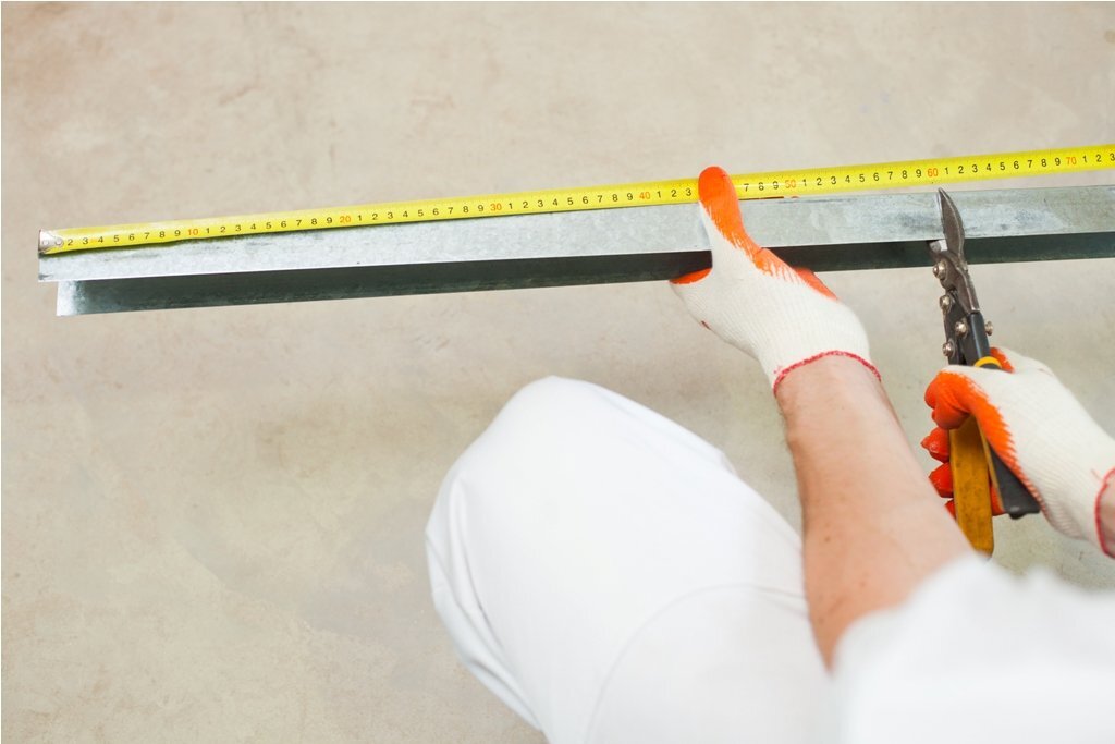 Отпилить алюминиевый профиль. Стусло с ножовкой леруа мерлен. Электроинструмент для резки гипсокартона. Резать профиль для гипсокартона. Как отрезать профиль для гипсокартона ножницами по металлу.