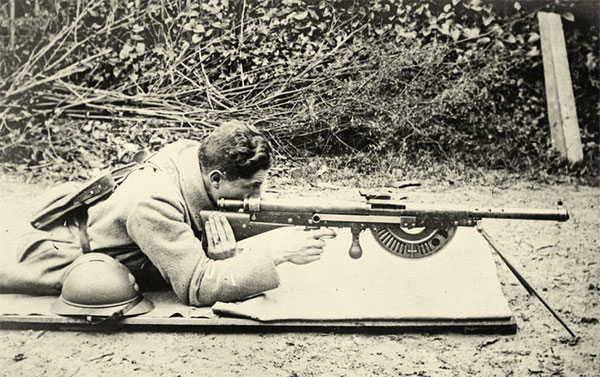 Французский солдат стреляет из пулемета Шоша
