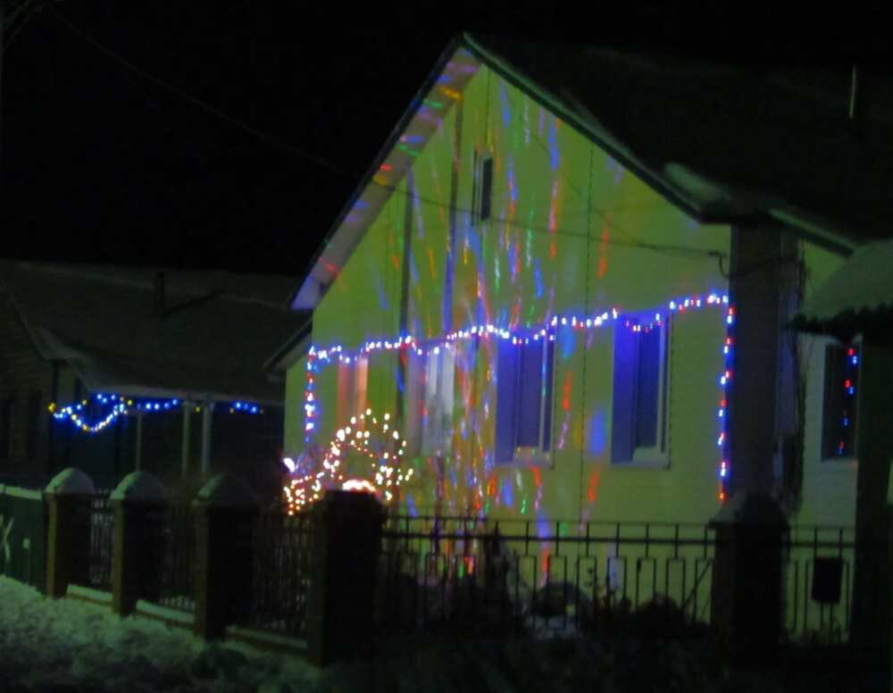 тут к гирлянде светомузыку ещё добавили