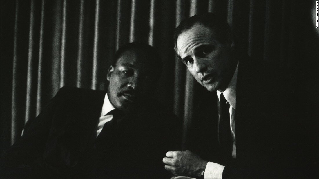 Марлон Брандо с политическим активистом и борцом за права чернокожих в Америке Мартином Лютером Кингом.