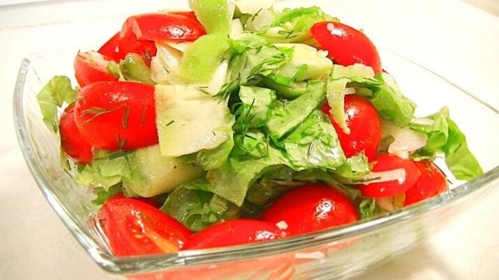 Салат прост в приготовлении и по летнему вкусно.