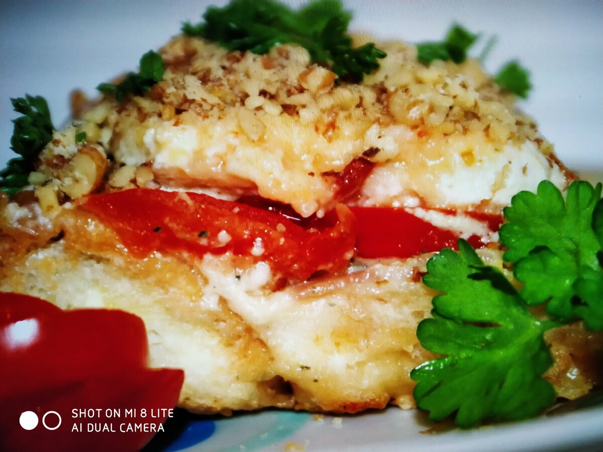 Сегодня с Вами будем готовить необычную запеканку из батона .                                                                                                                         Нам понадобиться : батон черствый - 1/2 , яйца - 2 штуки , помидоры - 1 штука , бекон ( нарезка ) - 4-5 ломтика , орехи грецкие - 3 столовые ложки , сыр - 150 грамм , зелень , соль/перец , масло сливочное . Приступим к приготовлению запеканки .                                                                                   Молоко смешаем с яйцами , добавим  соль/перец по вкусу .                              Форму для запекания смажем сливочным маслом .                                       Батон нарежем ломтиками и выложим 1 слой в форму , предварительно окунув в молочно-яичную смесь . Посыпим тертым сыром , далее выложим половину бекона , на бекон помидоры  нарезанные кружочками , снова бекон , сыр и слой батона . Утрамбуем .                                       Посыпим оставшимся сыром и зальем остатками смеси . Поперчим .                                                                                                   Выпекаем в предварительно разогретой духовке при 185 градусах в течение 30-35 минут .                                                                                                                                                                                                Орехи порубим ножом или измельчим с помощью блендера , зелень мелко нарежем .                                                                        Подаем запеканку горячей , нарезав на порционные куски . При подаче посыпим орехами и зеленью .                                                        