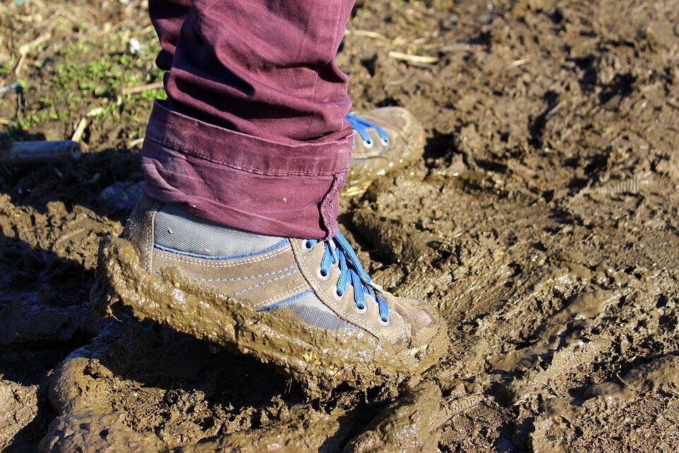Лицо подошва. Грязные ботинки. Обувь в грязи. Ботинки в грязи. Обуви уличная грязная.