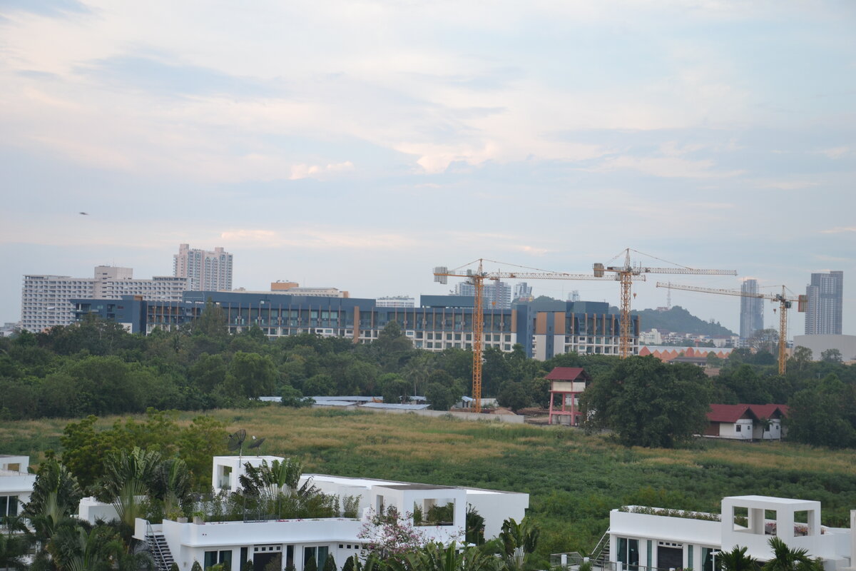 Вот вид на "Лагуну 2" с балкона соседнего кондо "Лагуна Бич 3".