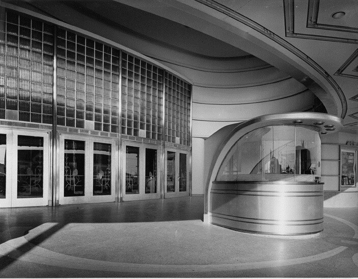 билетная касса и входные двери