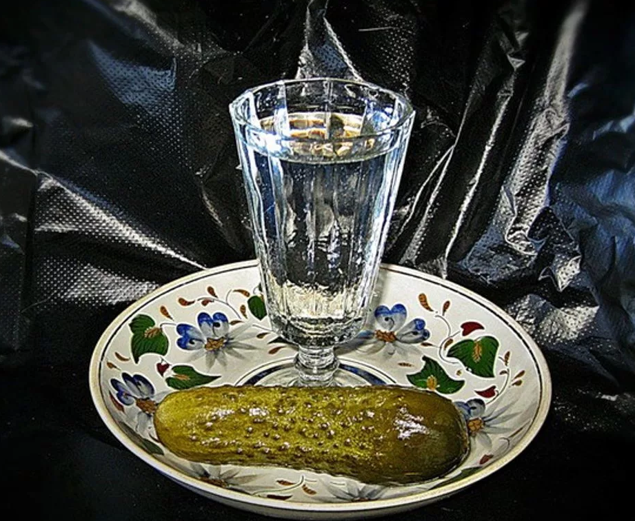 Хрусталь треснул. Рюмочка водки. Хрусталь в живописи. Красивые рюмки. Хрустальную до краешка налить.