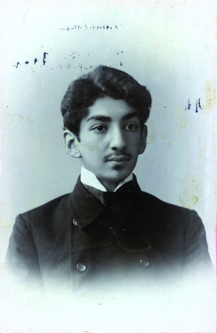 Фотография Георгия Якулова 1901 года из личного дела студента Московского училища живописи, ваяния и зодчества. РГАЛИ. Ф. 680. Оп. 2. Ед. хр. 1754. Л. 1 об. 