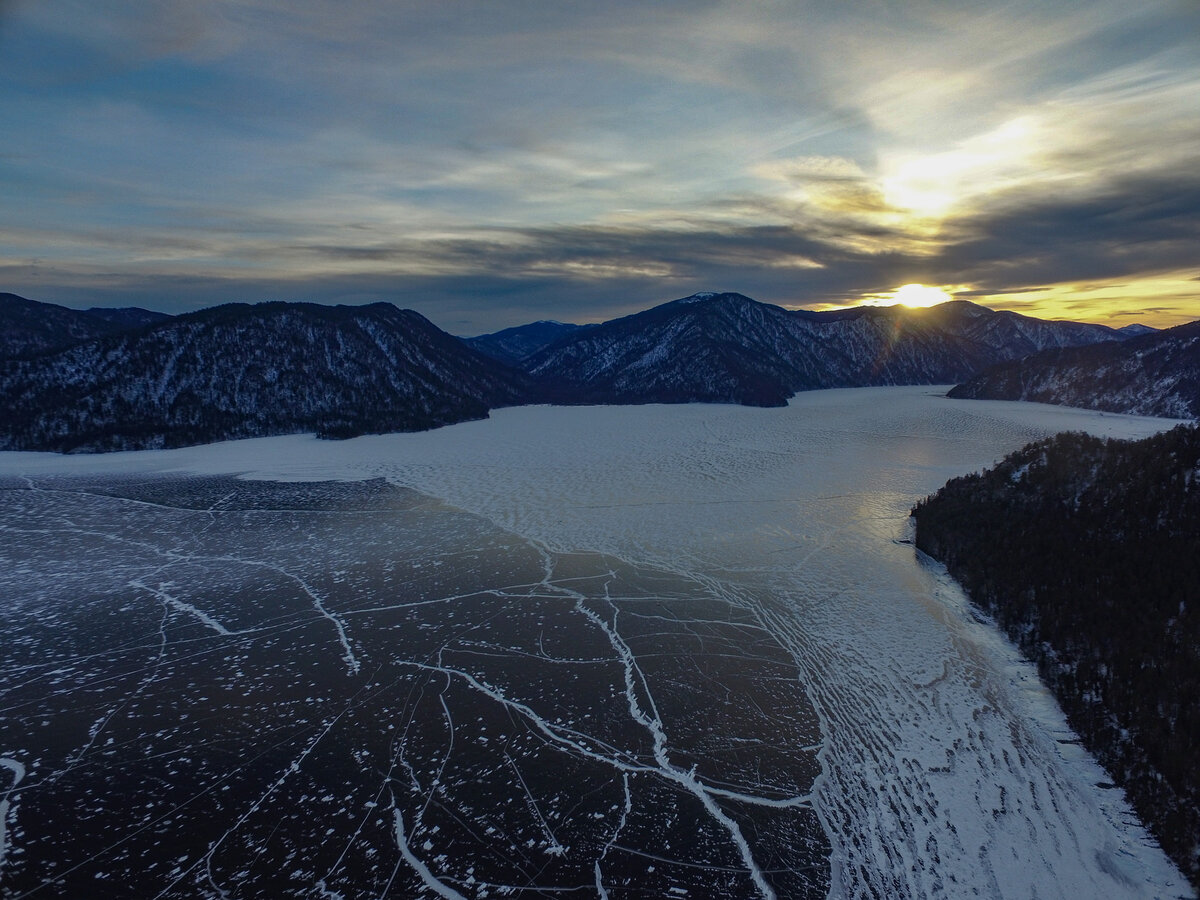 Ледяное покрывало Золотого озера. Фото Р. Воробьёв