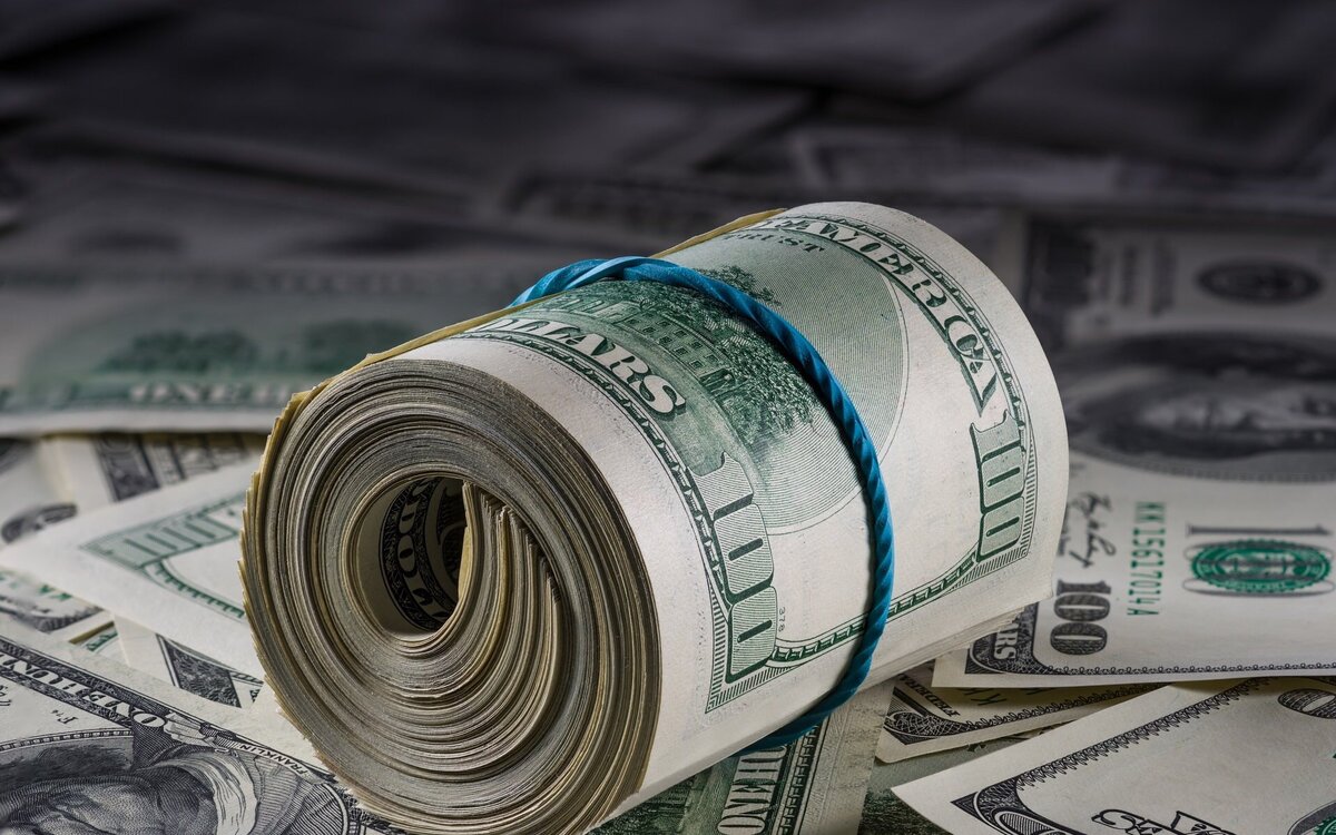 Свой бизнес: как открыть ателье с нуля 
Свой бизнес: как открыть ателье с нуля
* В расчетах используются средние данные по России
от 150 000 ₽
Стартовые вложения

155 000 ₽
Выручка

50 000 ₽
Чистая прибыль

6-8 мес.
Срок окупаемости

Ателье - это женский бизнес, который довольно просто организовать с минимальными вложениями. Как и во многих других сферах деятельности основу успеха складывает мастерство персонала и расположение.

Ателье – это бизнес, который довольно просто организовать, и который считается женским занятием. Открыть свое ателье можно с минимальными затратами и в короткие сроки. Если вы умеете шить и мечтаете открыть мини-бизнес, то идея ателье вам подойдет.

Обзор рынка. Актуальность ателье как бизнеса
В сфере бытового обслуживания, к которой относятся услуги ателье, за последнее время наблюдается рост спроса. Согласно статистике, каждый год ателье открывается в два раза больше, чем закрывается. Ежегодный рост в этой сфере составляет около 10%. Даже в кризисные периоды услуги ателье пользуются спросом, потому что люди начинают экономить на одежде и чаще обращаются в ателье за услугами ремонта.

Две основные услуги ателье – пошив и ремонт одежды. В последние несколько лет спрос на пошив изделий снизился – рынок переполнен готовой продукцией, которая, к тому же, зачастую дешевле, чем пошитая по индивидуальным меркам. Ситуация с современной лёгкой промышленностью известна всем: перепроизводство недорогой и низкокачественной китайской одежды «развратило» вкус и культуру потребителя. Он отвык чинить своё платье, вообще любить его, уважать и относиться к нему бережно. Потребитель давно уже привык выбрасывать всё тоннами на ближайший мусорник, тут же покупая тонну нового, «из последней коллекции». Поэтому сегодня к услугам швеи чаще обращаются люди, которым нужна именно доработка одежды – укоротить брюки, подогнать по фигуре и т.д. Именно поэтому в торговых центрах активно стали открываться точки по ремонту одежды.

Ателье

Готовые идеи для вашего бизнеса
Previous
 img Курс Игропрактик img Сеть отелей для питомцев Bookingcat img Франшиза центра детского развития «Лукумон» img Франшиза ультрасовременных парикмахерских «Стрижка-SHOP» img Свой бизнес. Как заработать на монтаже систем видеонаблюдения img InfoLife – франшиза профориентации по отпечаткам пальцев img Сеть прачечных полного самообслуживания Stirkatime.ru img Свой бизнес: как бизнес на доставке в регионы товаров для дома из IKEA img Передвижной 3D кинотеатр img Курс Игропрактик img Сеть отелей для питомцев Bookingcat img Франшиза центра детского развития «Лукумон» img Франшиза ультрасовременных парикмахерских «Стрижка-SHOP» img Свой бизнес. Как заработать на монтаже систем видеонаблюдения img InfoLife – франшиза профориентации по отпечаткам пальцев img Сеть прачечных полного самообслуживания Stirkatime.ru img Свой бизнес: как бизнес на доставке в регионы товаров для дома из IKEA img Передвижной 3D кинотеатр img Курс Игропрактик img Сеть отелей для питомцев Bookingcat
Next
 Готовый бизнес в трендовой сфере
Готовый бизнес в трендовой сфере
Ателье условно можно разделить на две категории. Первые делают ставку на состоятельных клиентов, вторые, наоборот, на людей с достатком ниже среднего. Соответственно, и набор услуг немного отличается. Первая категория мастерских ориентирована на создание индивидуальной одежды – например, деловых костюмов. Прибыль складывается из выполнения нескольких, но дорогостоящих заказов. Такой бизнес, как правило, держится на состоятельных и постоянных клиентах, которые ходят в ателье из года в год. Вторая категория мастерских выполняет мелкие заказы и зарабатывает на их количестве.

Преимущества ателье как бизнеса:
услуги ателье востребованы в любом населенном пункте;

высокий спрос на данный вид услуг, даже в период экономической нестабильности;

для открытия ателье требуются минимальные вложения, которые можно окупить за несколько месяцев;

небольшому ателье нужно минимум оборудования и инструментов. Главное – хороший мастер.

Многие считают, что открыть ателье очень просто: нашел помещение, купил швейную машинку – и можно ждать прибыли. Однако на практике все обстроит не так радужно. Многие ателье прогорают и закрываются, так и не выйдя на окупаемость. Чтобы бизнес развивался успешно, следует учесть множество нюансов, заранее исследовать рынок сбыта и составить бизнес-план ателье. Поэтому рассмотрим подробно каждый этап открытия ателье и особенности, которые нужно учесть.

Кто может открыть ателье
Открыть свое дело может швея, портной, закройщик. Обычно владельцы ателье – хорошие мастера, разбирающиеся в тонкостях швейного дела и знающие рынок. Такой вариант будет предпочтительным. Впрочем, даже если вы далеки от швейного дела, то можете реализовать себя в данном бизнесе как менеджер, а всю производственную работу возложить на наемных сотрудников. И все же многие отмечают, что ателье – особенно с услугой индивидуального пошива – это, в первую очередь, творчество. Поэтому без души здесь нельзя. Добиться успеха в данном бизнесе поможет знание специфики работы и индивидуальный подход к каждому клиенту.

Анализ рынка
Ателье

Прежде чем открыть ателье, необходимо изучить рынок швейных услуг в вашем городе. Важно понять, есть ли свободная ниша: определить примерное число ателье можно при помощи сервисов типа Яндекс.Карты, Google Карты, 2ГИС. Узнайте стоимость услуг ваших конкурентов, сервис, который они предлагают. Кроме того, вам понадобятся данные о составе населения в районе и уровне доходов, чтобы выявить ваших потенциальных клиентов. Собранная информация позволит вам оценить перспективы бизнеса и определиться, какие конкурентные преимущества у вас будут.

Перечень услуг ателье
На следующем этапе нужно определить, чем именно будет заниматься ателье и на какой контингент будут ориентированы его услуги. Помимо индивидуального пошива одежды, можно также ремонтировать, восстанавливать или переделывать. В зависимости от перечня услуг определяется оборудование и штат сотрудников. Например, если вы планируете оказывать услугу индивидуального пошива, то нужно предъявлять определенные требования к швее.  

Какие услуги ателье может предоставлять клиентам:

подшив, укорачивание одежды;

дизайн и пошив вечерних платьев (очень часто бывают востребованы платья на выпускной вечер);

ремонт старых вещей (замена воротников, застежек и т.д.).

замена молний, отпаривание, ремонт и изготовление карманов, перешивка пуговиц, замена воротника или манжета и прочее;

пошив карнавальных костюмов для детей (пользуется спросом перед новогодними утренниками);

пошив школьных костюмов;

пошив копий известных дизайнеров (также пользуется спросом, так как это все равно дешевле, чем оригинал);

пошив штор;

срочность выполнения заказа (добавляется 20-50% от стоимости работ).

Рекомендуется начинать с ателье по ремонту одежды, а потом, наработав клиентскую базу и закрепившись в бизнесе, переходить на индивидуальный пошив. Затраты на открытие ателье по ремонту одежды намного ниже, нежели по пошиву одежды.

Определившись с перечнем услуг, составьте прайс-лист. Узнайте, какие цены предлагают конкуренты и немного снизьте свою. На первоначальном этапе это позволит привлечь клиентов. Но будьте осторожны с ценовым демпингом – не работайте себе в убыток. Устанавливайте такую цену, которая сможет окупить ваши затраты. Чтобы разобраться с расчетами, составьте бизнес-план с расчетами расходов и доходов и анализом сильных и слабых сторон бизнеса. Кроме того, бизнес-план обязательно потребуется вам в том случае, если вы решили взять кредит для открытия бизнеса.

Регистрация ателье
Как зарегистрировать фирму по пошиву и ремонту одежды? Для того, чтобы вести коммерческую деятельность, необходимо оформить свой бизнес. Вы можете выбрать форму ИП или ООО. Разница заключается в том, что если вы единственный владелец бизнеса, его стоит оформить как ИП. Это позволит существенно облегчить ведение бухгалтерского учета и упростит условия налогообложения.

Ателье

 Открой свой бизнес с Domino’s Pizza и зарабатывай до 1, 25 млн. рублей в месяц
Открой свой бизнес с Domino’s Pizza и зарабатывай до 1, 25 млн. рублей в месяц
Для оформления ИП понадобятся паспорт, заявление о гос. регистрации, квитанция на уплату госпошлины (800 рублей), а также копия свидетельства ИНН. Если же вы решили открыть ателье вместе с учредителем, вам придется зарегистрироваться как ООО. Также для регистрации потребуется указать соответствующие коды ОКВЭД.

Наиболее подходящие коды ОКЭД для ателье:

95.29.1 Ремонт одежды и текстильных изделий

52.74 Ремонт бытовых изделий и предметов личного пользования, не включенных в другие группировки

18.2 Производство одежды из текстильных материалов и аксессуаров одежды

18.24 Производство прочей одежды и аксессуаров.

Следующий шаг – получение всех необходимых разрешений в Роспотребнадзоре и подобных гос. учреждениях. На оформление всей разрешительной документации придется потратить около 5000 рублей.

Требования СЭС предполагают оформление следующих документов:

программу производственного контроля;

заключение Роспотребнадзора на соответствие помещения нормам;

разрешение Роспотребнадзора на осуществление деятельности;

договоры на вывоз отходов, опасных веществ, дезинфекцию.

Выбор помещения под ателье
Наиболее существенным вопросом при организации ателье является поиск подходящего помещения. Важно выбрать удобное расположение, так как от этого зависит прибыльность бизнеса. По статистике, посещаемость ателье на 70% зависит от того, где оно расположено. Чаще всего человек, который нуждается в подобных услугах, просто ищет близлежащее ателье или выбирает то, что находится «по пути».

Есть два варианта для помещения под ателье: аренда торгового помещения в ТЦ или в спальном районе. У каждого из них свои плюсы и минусы. В таблице представлено сравнение этих вариантов. Выбор зависит от целевой аудитории и концепции ателье.

Сравнение помещений для аренды


ПОМЕЩЕНИЕ В ТЦ
ПОМЕЩЕНИЕ В СПАЛЬНОМ РАЙОНЕ
Плюсы
большая проходимость;

есть вероятность, что купленная в этом же ТЦ одежда потребует подгонки по размеру. Тогда покупатели сразу обратятся в ателье

помещение готово для эксплуатации, ремонт не требуется

не нужно получать санитарное и пожарное заключение для своего помещения

ателье находится в шаговой доступности от домов. Целевой аудиторией будут жители района;

аренда дешевле, чем в ТЦ;

помещение можно выкупить

Минусы
дорогая аренда;

нельзя размещать рекламные вывески на витрине, не предупредив администрацию;

ателье вынуждено работать по графику торгового центра

помещению может потребоваться ремонт;

нужно оформлять всю разрешительную документацию;

пешеходный трафик меньше, чем в ТЦ. Круг потенциальных покупателей сужается до жителей спального района


Ателье работает только в дневное время и не создает сильного шума, поэтому его вполне можно оборудовать на первом этаже жилого дома. Такое ателье будет работать с 9:00 до 19:00. В ТЦ ателье придется работать по графику с 10:00 до 22:00 – пока открыт ТЦ. Аренда помещения, расположенного на первом этаже жилого дома, в среднем будет стоить 12-15 тыс. рублей. За аренду павильона в ТЦ придется платить около 20-25 тыс. рублей ежемесячно.

Ателье

Хорошим вариантом станет соседство ателье с магазинами тканей или одежды. Чтобы увеличить приток клиентов, можно договориться с ближайшими магазинами, чтобы консультанты при необходимости рекомендовали ваше ателье своим покупателям.

Требования для помещения ателье:
площадь не менее 10 кв.м. Оптимальная – 20 кв.м. Помещение не должно быть настолько маленьким, чтобы вызывать у посетителей приступы клаустрофобии – теснота ассоциируется у них с мелочностью и несерьезностью фирмы.

наличие электричества;

помещение должно быть разделено минимум на 3 зоны: приемная с примерочной кабиной, закройно-пошивочный цех и санитарно технические комнаты (кладовка, туалет, комната для персонала)

освещение места работы швеи должно соответствовать особым стандартам, которые в пять раз превышают требования к жилым помещениям;

для профессионального швейного оборудования нужно напряжение 380 вольт;

наличие хорошей вентиляции;

светлые стены, способные выдержать частую влажную уборку;

отсутствие поверхностей, которые задерживают мелкие отходы швейного производства.

Для того, чтобы оказывать услуги ателье, необязательно снимать отдельное помещение. Можно открыть бизнес на дому. Как организовать работу ателье на дому? Мерки одежды можно снимать у клиента дома, а мини-производство разместить в своем доме. Сложность этой идеи заключается в поиске новых клиентов. Потребуется разместить рекламное объявление на сайте типа Авито, повесить вывеску-указатель или объявление в лифте, либо надеяться на «сарафанное радио».

Покупка оборудования для ателье
Для работы необходимо закупить оборудование. Приблизительный перечень оборудования приведен в таблице. Объем вложений, необходимых для приобретения оборудования, составляет 70 тыс. рублей.

Оборудование для ателье

ОБОРУДОВАНИЕ
КОЛИЧЕСТВО, ШТ.
ЦЕНА (ШТ), РУБ.
ЦЕНА (ВСЕГО), РУБ.
Швейная машинка
2
10 000
20 000
Оверлок
1
15 000
15 000
Паровой утюг (отпариватель)
1
7 000
7 000
Обычный утюг с гладильной доской
1
3 000
3 000
Инструменты и расходные материалы: ножницы, лекала, линейки, иглы, булавки, наперстки, сантиметры и прочее
-
5 000
5 000
Примерочная кабинка
1
8 000
8 000
Мебель и осветительные приборы
-
12 000
12 000
Итого:
70 000

Прежде чем закупать необходимое оборудование, следует разобраться, какие факторы влияют на его цену:

страна производитель;

функциональность оборудования для ателье;

материал, из которого оно сделано, его качественные показатели;

фирма (существуют малоизвестные фирмы, которые демонстрируют неплохое качество, но стоят значительно дешевле).

Кроме профессионального оборудования вам потребуется некоторая мебель и осветительные приборы. Мебель должна быть удобной, освещение – достаточно ярким. Это комфортные условия работы.

Подбор персонала ателье
Большинство предпринимателей осознают, что в данном деле многое зависит от уровня мастеров, которые будут в нем работать. Поэтому, нужно уделить особое внимание подбору персонала. Самый лучший вариант – знакомые вам опытные люди, которые умеют не только прекрасно шить, но и общаться с клиентами. Если таких нет, можно принять на работу сотрудников по рекомендации своих коллег или знакомых. Также можно разместить информацию о вакансии на специализированных сайтах. Набирая незнакомых сотрудников, лучше установить для них испытательный срок. Не стоит забывать и о личных качествах сотрудников. Приветствуется: честность, порядочность, пунктуальность, вежливость, умение учесть пожелания клиента. Тщательно отбирайте кандидатуры, проверяйте людей на простых заказах. Как правило, сотрудники ателье - это женщины: все-таки в ателье в основном вещи приносят женщины, и работа будет сопряжена с тактильным контактом).

Ателье

Готовые идеи для вашего бизнеса
Previous
 img Курс Игропрактик img Удаленный бизнес. Зарабатываем на аренде турбаз и коттеджей img Франшиза магазина воздушных шаров Михаил Шариков img Детская студия творческого и интеллектуального развития «Синий Кот» img Свой бизнес: как бизнес на доставке в регионы товаров для дома из IKEA img Оборудование для соляных комнат под ключ от производителя (компания "Аэромед") img InfoLife – франшиза профориентации по отпечаткам пальцев img Свой бизнес. Как заработать на монтаже систем видеонаблюдения img Лабораторная диагностика. Свое дело в стабильной и прибыльной бизнес-нише img Курс Игропрактик img Удаленный бизнес. Зарабатываем на аренде турбаз и коттеджей img Франшиза магазина воздушных шаров Михаил Шариков img Детская студия творческого и интеллектуального развития «Синий Кот» img Свой бизнес: как бизнес на доставке в регионы товаров для дома из IKEA img Оборудование для соляных комнат под ключ от производителя (компания "Аэромед") img InfoLife – франшиза профориентации по отпечаткам пальцев img Свой бизнес. Как заработать на монтаже систем видеонаблюдения img Лабораторная диагностика. Свое дело в стабильной и прибыльной бизнес-нише img Курс Игропрактик img Удаленный бизнес. Зарабатываем на аренде турбаз и коттеджей
Next
 Как заработать 1 000 000 рублей на мороженом
Как заработать 1 000 000 рублей на мороженом
Что же касается количества сотрудников, то это зависит от направления деятельности ателье и его масштабов. Для небольшого ателье достаточно нанять двух швей – они будут работать посменно в режиме 2 через 2, чтобы ателье могло функционировать без выходных. Если вы планируете оказывать услугу по индивидуальному пошиву, то придется нанять закройщика. При увеличении заказов потребуется администратор, который будет принимать заказы.

Установите  сдельную или сдельно-премиальную оплату труда, чтобы наемный работник чувствовал ответственность и был заинтересован в результатах своего труда. Минимальный оклад – обязателен, особенно, в период становления предприятия. Также предусмотрите доплату – определенный процент от выручки. Не занижайте уровень зарплаты. Иначе профессионалы уйдут к конкурентам. Средняя зарплата швеи составляет 20-23 тыс. рублей. Сюда входит оклад (16-18 тыс. рублей) и процент от дохода (зависит от объема выполненной работы). Совет: если в вакансии среди обязанностей изначально указать «поддержание чистоты на рабочем месте», можно сэкономить на уборщице.

 Место для вашего бизнес предложения

 100 крутых идей бизнеса по франшизе на BUYBRAND! 25-27 марта в Москве
100 крутых идей бизнеса по франшизе на BUYBRAND! 25-27 марта в Москве
Имейте в виду, что в бизнесе на ателье довольно распространена проблема так называемых “левых” заказов и финансовой нечистоплотности сотрудниц. Чтобы обезопасить себя, владелец бизнеса должен периодически появляться на рабочем месте или отправлять тайного покупателя. Чистоплотность проверяется путем сопоставления выручки в дни присутствия владельца с другими днями. Конечно, если вы понимаете, что ваше время стоит дороже подобных визитов, проще потратиться и установить на рабочем месте видеонаблюдение.

Как рекламировать ателье
Залог успеха любого бизнеса – это клиенты. Чтобы ателье окупилось и приносило стабильную прибыль, необходимо активно продвигать услуги на рынке. Начинать рекламную кампанию нужно еще до открытия ателье.

Ателье

Способы продвижения ателье:

информация на досках объявления в районе мастерской;

объявления в интернете;

распространение приглашений по почтовым ящикам;

взаимная реклама в магазинах, являющихся партнёрами;

размещение объявлений в лифтах жилых домов;

яркая вывеска, баннер или указатель;

печать визиток и листовок;

проведение различных акций, скидки на пошив определенных изделий, скидки на первый заказ и т.д.

Не стоит жалеть денег на рекламу – будьте готовить потратить около 30-40 тыс. рублей, чтобы обеспечить свое ателье заказами. Активная маркетинговая стратегия позволяет ускорить процесс окупаемости средств, вложенных в открытие ателье.

Сколько стоит открыть ателье с нуля
Для запуска проекта необходимо рассчитать объем первоначальных вложений. Мы уже рассмотрели, сколько денег придется потратить на оборудование, рекламу и аренду помещения. Осталось только сложить эти суммы.  

Первоначальные вложения

СТАТЬЯ
СТОИМОСТЬ, РУБ.
Регистрация и оформление
5 000
Оборудование
70 000
Расходный материал
5 000
Реклама
40 000
Аренда помещения за 1 месяц
17 000
Неучтенные расходы
13 000
Итого:
150 000

Стоит не только учесть все затраты на открытие ателье, но и посчитать ежемесячные расходы. Они включают арендную плату, рекламу, амортизационные отчисления, фонд оплаты труда и прочее. Также к постоянным расходам относятся налоги – в данной таблице указана их приблизительная сумма, т.к. они рассчитываются на основе показателя выручки.

Постоянные затраты


НАИМЕНОВАНИЕ
СУММА В МЕС., РУБ.
1
Аренда
17 000
2
Реклама
10 000
3
Амортизация
1 000
4
ФОТ
50 000
5
Прочее
7 000
6
Налоги
20 000

Итого:
105 000

Таким образом, постоянные ежемесячные расходы составят около 105 000 рублей. Анализируя вопрос, как открыть ателье с нуля, можно заключить, что больших денежных вложений не потребуется. Начать такой бизнес может любой желающий. Главное – это иметь необходимые знания и грамотно спланировать все этапы предпринимательской деятельности.

Ателье

Сколько может заработать на пошиве и ремонте одежды
При хорошем потоке клиентов дневная выручка ателье может составлять от 5 тыс. рублей. Иными словами, в месяц можно зарабатывать от 150 тыс. рублей.

Прогнозируем доход ателье:

Стоимость среднего заказа по ремонту одежды — около 350 рублей. Примерное число заказов в день – 10, в месяц - 300

Выручка за месяц: 350*10*30 = 105 000 (руб.)

Стоимость заказа по пошиву – 3000 рублей. Примерное число заказов в месяц – 10.

Выручка за месяц: 3000*10=30 000 (руб.)

Дополнительные услуги (срочная обработка заказа, пошив штор и т.д.) – 20 000 руб. в месяц

Общий объем выручки: 155 000 рублей.

Чистая прибыль в месяц: 155 000 – 105 000 = 50 000 (руб.)

Годовая чистая прибыль: 600 000 рублей.

Окупаемость: 6-8 месяцев.

Не нужно ждать от ателье большой прибыли, особенно в первые месяцы работы. Чтобы сразу получать заказы, нужно заняться рекламой примерно за месяц или два до открытия.

С какими сложностями может столкнуться владелец ателье
Оценка рисков — важный пункт бизнес-плана для ателье. К рискам в этой сфере относятся:

приобретение некачественного оборудования;

отсутствие личных средств, когда к обычным тратам добавляются еще и проценты по кредиту;

низкое качество услуг (проблемы с персоналом);

плохая реклама;

непомерное увеличение арендной платы;

превышение предложения над спросом на рынке (слишком много мастерских в округе);

сезонность бизнеса;

неудачный выбор расположения ателье.

Самый лучший способ преодолевать эти трудности – своевременно заботиться о том, чтобы они совсем не возникали, либо сводить ущерб от них к минимуму. Иными словами, нужно проводить регулярную работу по оценке рисков и вовремя предупреждать их появление.

Технологические риски связаны с неправильно выбранным оборудованием, поломками, нецелевым использованием технологических мощностей, что может приводить к остановке бизнес-процессов. Снизить этот риск возможно при регулярном контроле исправности оборудования, качественном сервисном обслуживании, грамотном выборе оборудования. Прежде чем покупать оборудование, проконсультируйтесь со специалистами, проверьте отзывы на форумах, спросите совета у предпринимателей, которые работают в этой сфере.

Готовые идеи для вашего бизнеса
Previous
 img Завод полипропиленового фиброволокна «STROFIBER» img Курс Игропрактик img Разработка бизнес-планов, помощь в обосновании бизнес-идеи для инвестора img Свой бизнес: зарабатываем на рекламных пилларсах img Бизнес по водоочистке с оборудованием WiseWater img Франшиза центра детского развития «Лукумон» img Прибыльная ниша. Как построить бизнес на банях-бочках img Лабораторная диагностика. Свое дело в стабильной и прибыльной бизнес-нише img Франшиза «СОВЕТСКАЯ АПТЕКА» - стабильный бизнес на долгие годы img Завод полипропиленового фиброволокна «STROFIBER» img Курс Игропрактик img Разработка бизнес-планов, помощь в обосновании бизнес-идеи для инвестора img Свой бизнес: зарабатываем на рекламных пилларсах img Бизнес по водоочистке с оборудованием WiseWater img Франшиза центра детского развития «Лукумон» img Прибыльная ниша. Как построить бизнес на банях-бочках img Лабораторная диагностика. Свое дело в стабильной и прибыльной бизнес-нише img Франшиза «СОВЕТСКАЯ АПТЕКА» - стабильный бизнес на долгие годы img Завод полипропиленового фиброволокна «STROFIBER» img Курс Игропрактик
Next
 Бесплатное приложение для самостоятельной разработки бизнес-плана
Бесплатное приложение для самостоятельной разработки бизнес-плана
Проблема низкого уровня компетенции кадров серьезнее, чем может показаться. Как отмечают владельцы ателье, хороших закройщиков не так много. Почти все они – представители советской школы, а среди молодежи найти квалифицированных сотрудников весьма сложно. Решать эту проблему нужно изначально – т.е. на этапе подбора персонала. Потому что безответственное отношение к имуществу, низкое качество обслуживания могут привести к серьезным финансовым потерям и снижению деловой репутации. Чтобы избежать этого, необходим систематический контроль, финансовая мотивация, стандартизация работы персонала.

Ателье

Спрос на услуги ателье подвержен сезонным колебаниям. Период снижения продаж – лето и январь: период новогодних каникул для ателье заканчивается только в конце января, а летний спад начинается с майских праздников. Поэтому не забывайте об услугах, которые могут увеличить продажи именно в «несезон». Например, зимой можно предложить клиентам пошив новогодних костюмов, а летом – школьной формы. Правильно подстраиваясь в эти периоды, можно увеличить прибыль в несколько раз. Итак, чтобы минимизировать риск сезонности нужно планировать маркетинговую стратегию, смещать сезонные акценты в продажах. Также владелец бизнеса должен постоянно формировать резервный фонд, чтобы своевременно покрывать убытки в случае сезонного сокращения продаж.

 Регистрация бизнеса за 15 минут. Бесплатный сервис.
Регистрация бизнеса за 15 минут. Бесплатный сервис.
Чтобы правильно выбрать местоположение ателье, рекомендуется провести геомаркетинговый анализ местности, инфраструктуры, транспортных потоков. Это позволит более точно оценить уровень продаж с учетом плотности потенциальных потребителей.

Несколько советов, как увеличить прибыль ателье:

особое внимание уделяйте клиентам с нестандартной фигурой. Именно они составляют больший процент посетителей ателье;

найдите штат швей-надомниц. Это позволит снимать помещение меньшей площади и экономить на аренде;

всегда соблюдайте сроки выполнения заказов. Здесь пригодится умение и мастерство швеи или закройщика. Если вы задержите заказ, то недовольный клиент больше не придет в ваше ателье.