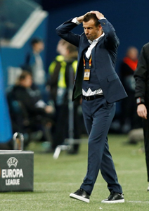 Давайте разбираться вместе. Главный тренер «Вильярреала» Хави Кальеха не скрывал серьезных изменений в составе, так как много игр и надо ставить свежих игроков. Перемены в составе не помешали «Вильярреалу» уничтожить игру «Зенита» за счет прессинга. Особенно сильно прессинг испанцев ударил по Ракицкому: у него не было привычного пространства для подготовки передачи между линиями (смещения Барриоса в глубину не помогали из-за системы прессинга «Вильярреала»), и он крайне часто пасовал назад. Показательны самые популярные направления для передач украинца: Кузяев, Лунев и Иванович (по 6 пасов).  
Дзюба качественно отработал наверху, но с подборами у «Зенита» не сложилось: всего их было 46 (еще один антирекорд), а Мак, Дриусси и Азмун на троих подобрали только 1 мяч на чужой половине. Самыми подбирающими игроками Питера за центром поля стали Дзюба, Барриос и Кузяев (все – по 3 подбора).
Прессинг «Вильярреала» сломал позиционную игру «Зенита».
«Вильярреал» действительно много владел мячом (60,2%) и уступил по этому показателю только на одном отрезке матча (до 20-й минуты у «Зенита» было 53,2%), но вряд ли это стало большой неожиданностью.
