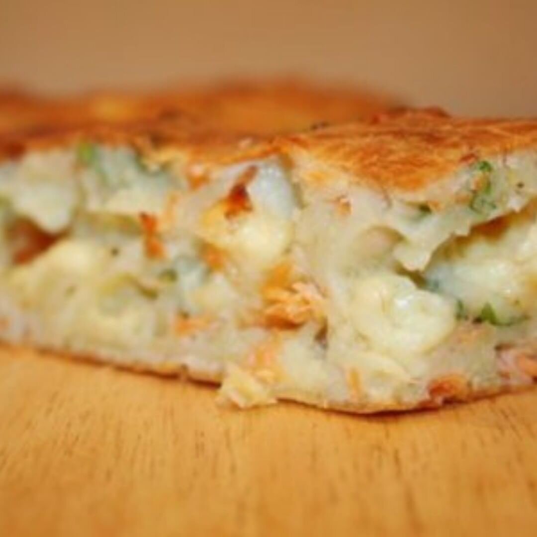 Пирог с белой рыбой. Пирог с рыбой и картошкой. Пирог с рыбой минтай. Открытый рыбный пирог с горбушей. Пирог с минтаем и картошкой