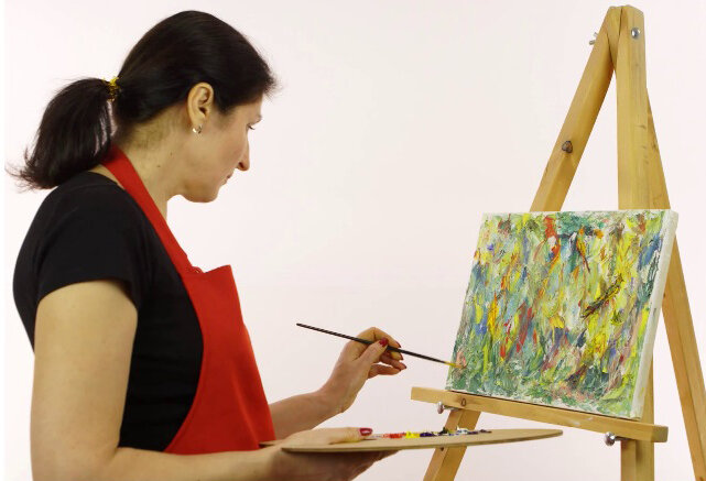 Женщина рисует, наполняя себя женской энергией
