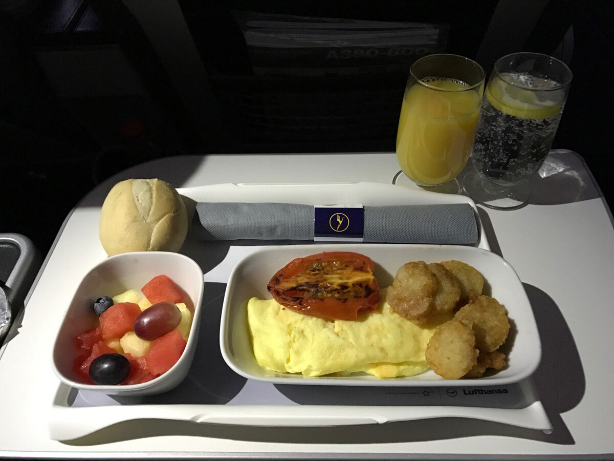 Обед на борту авиакомпании Lufthansa выглядит не очень аппетитно.