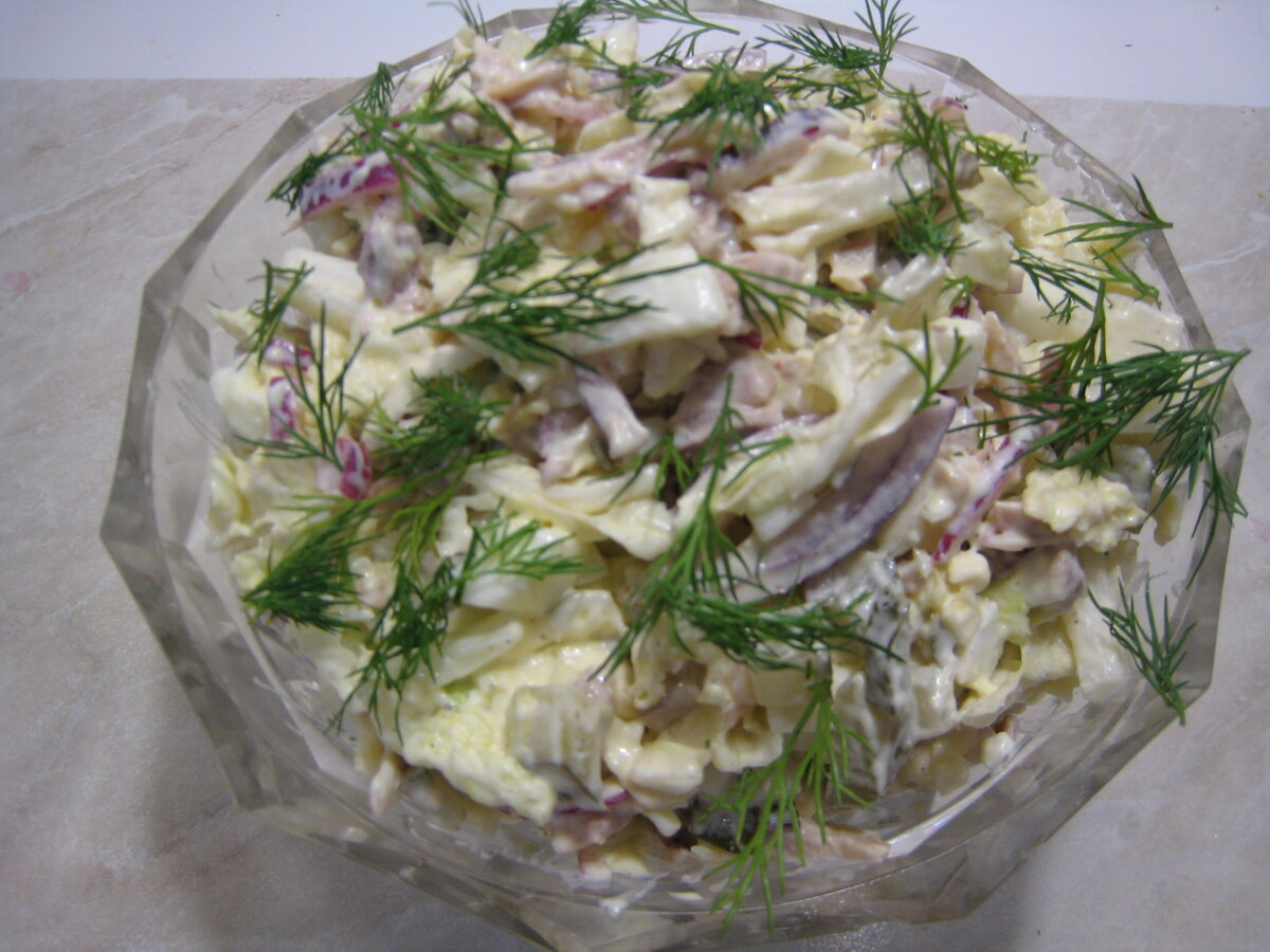 Капуста моллюска маринованная. Салат лебяжий пух с пекинской капустой. Салат с курицей и пекинской капустой и сухариками. Салат лебединый пух. Салат с авокадо и пекинской капустой.