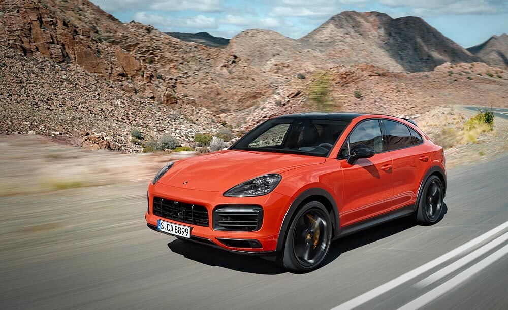                 Когда Porsche строит внедорожник, инженеры хотят предъявить законные права на самый спортивный в своем классе. Но Cayenne не хватало одной детали, которая была у ее конкурентов: более спортивной модели "купе", такой как BMW X6, купе Mercedes-AMG GLE, а теперь даже его сестра Audi Q8. Пришло время исправить ситуацию, не в последнюю очередь потому, что обычный Cayenne выглядит слишком похожим на своего предшественника.                                                                                                                                          