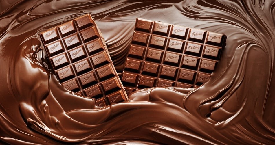 Три плитки шоколада. Красивая плитка шоколада. Тающая плитка шоколада. Море шоколада. Шоколад фон.