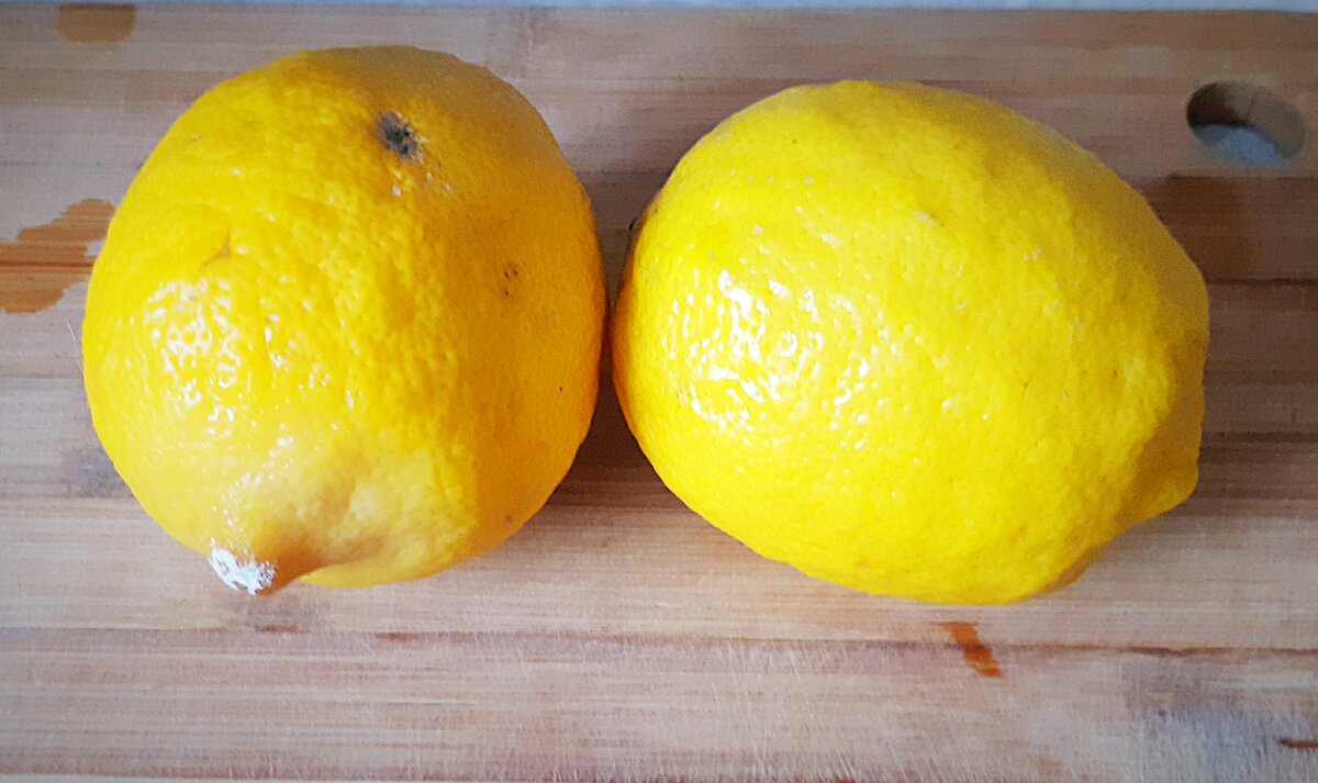 От двух лимонов в ходе готовки осталось всего полтора.