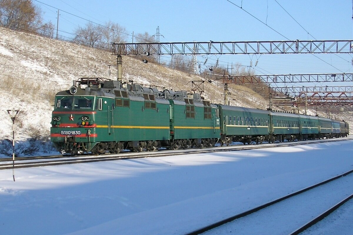 Поезд 80. Пассажирский электровоз вл80. Вл 80 пассажирский. Электровоз вл 80 зелёный. Вл80 с пассажирским поездом.