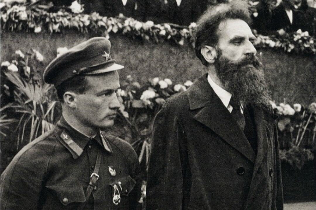 Н. П. Каманин и руководитель арктической экспедиции О.Ю. Шмидт. 1934г.