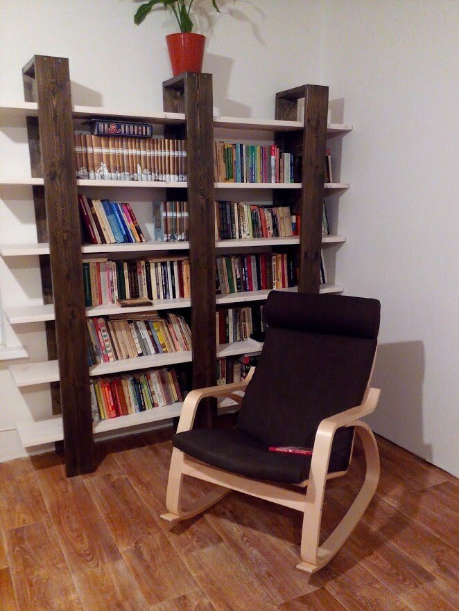 Книжная полка из досок.