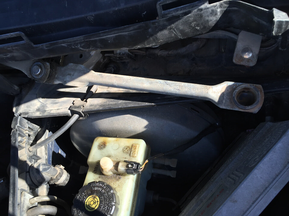 Речь об этой тяге. Доступ к тяге открывается после того, как вы снимите корпус салонного фильтра с правой по ходу движения стороны и уберёте перегородку.