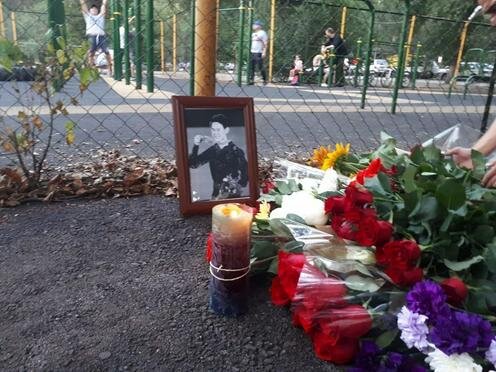 Цветы у дома родителей Дениса Тена. Фото с сайта Tengrinews.kz