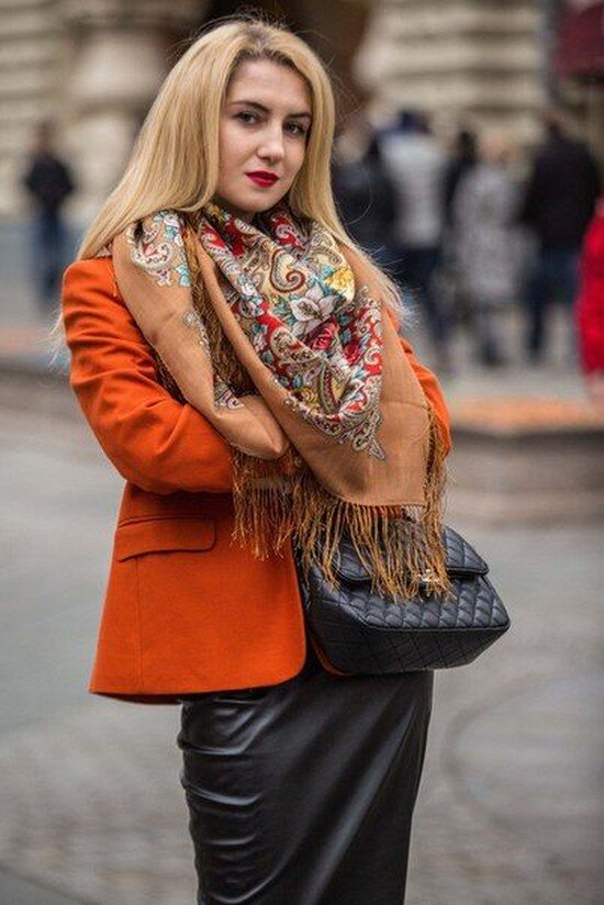 Как красиво носить платок: стильные образы, которые завораживают