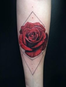 Татуировка розы на руке у мужчин: подборка и значение