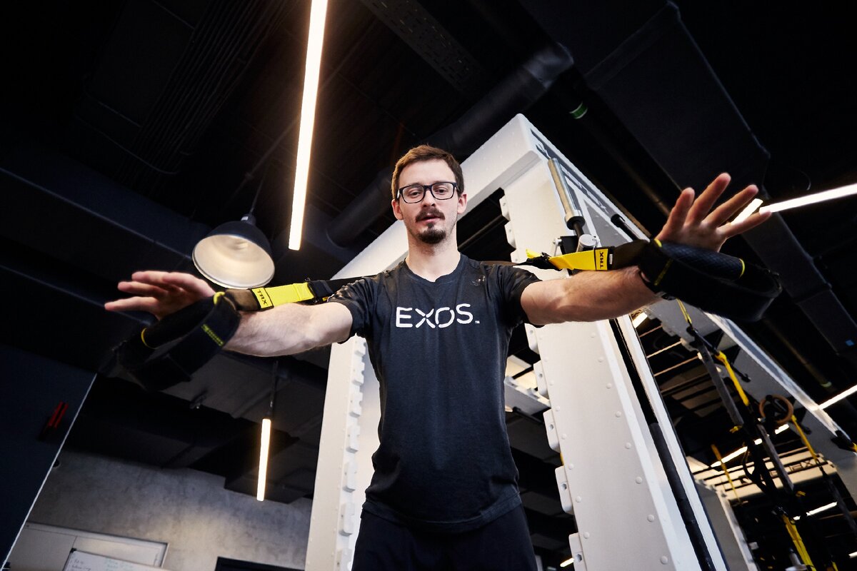 Упражнение Chest Press с петлями TRX.