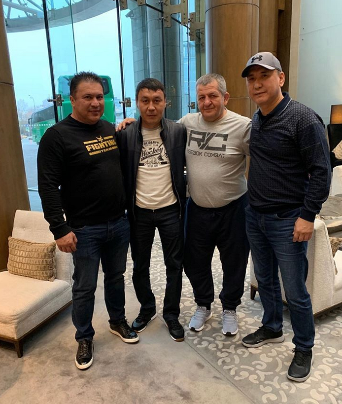 Абдулманап Нурмагомедов и представители его команды