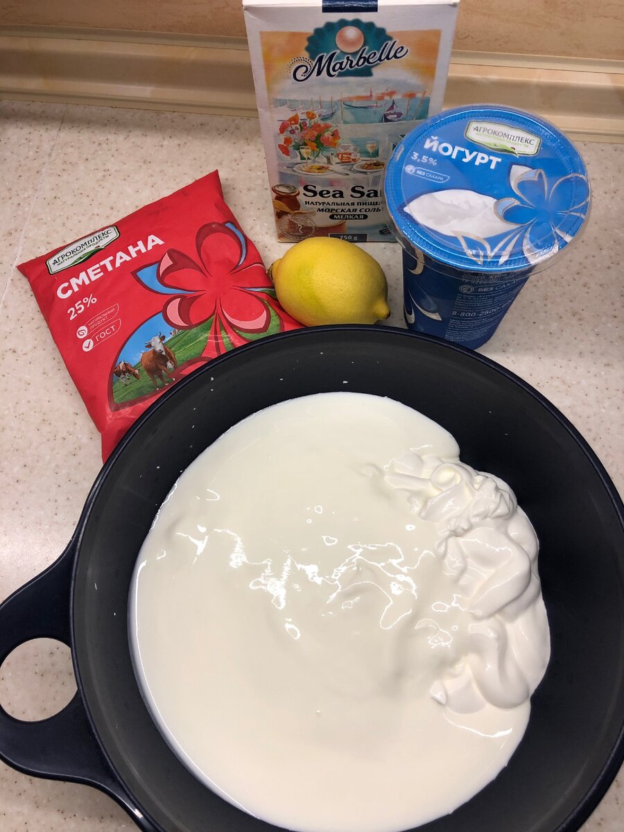 Сметану, йогурт, соль и капельку лимонного сока перемешиваем