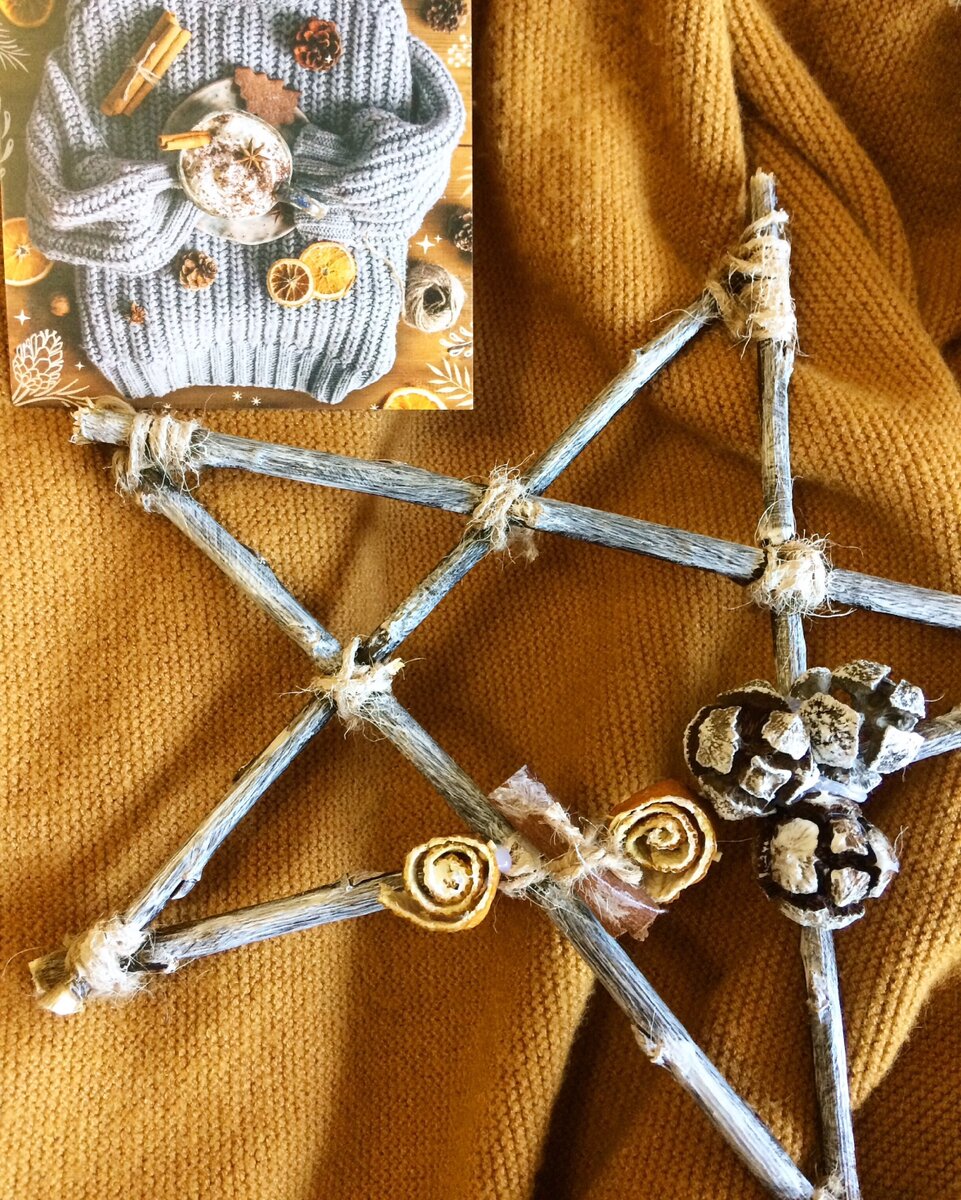 На фото декоративная звезда своими руками из природных материалов.