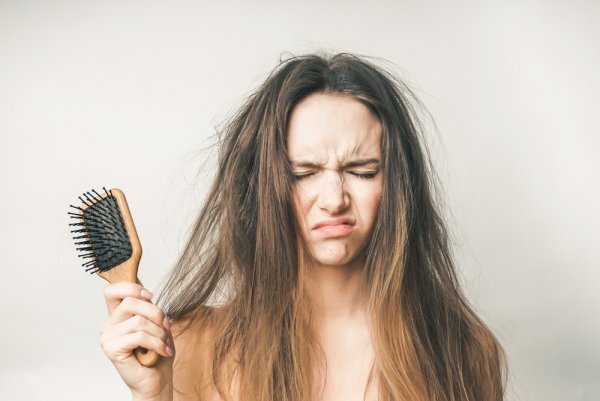 Расческу можно смело считать грязной уже после пары использований, потому что на ней непременно остаются волосы. После расчесывания мало попросту убрать с зубчиков остатки шевелюры, ведь на ней ещё копятся пыль, чешуйки кожи и микробы. Вся эта «нечисть» легко переносится на чистые после мытья волосы и медленно «убивает» их.