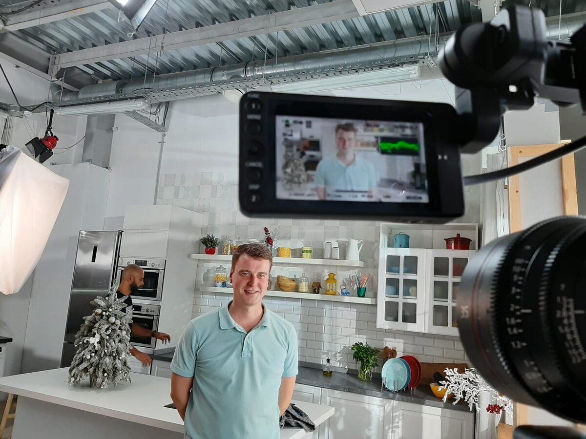 Свет и камеры выставляют по «дублеру» ведущего, пока он готовится и учит тексты и обсуждает с режиссёром и шеф-редактором программы