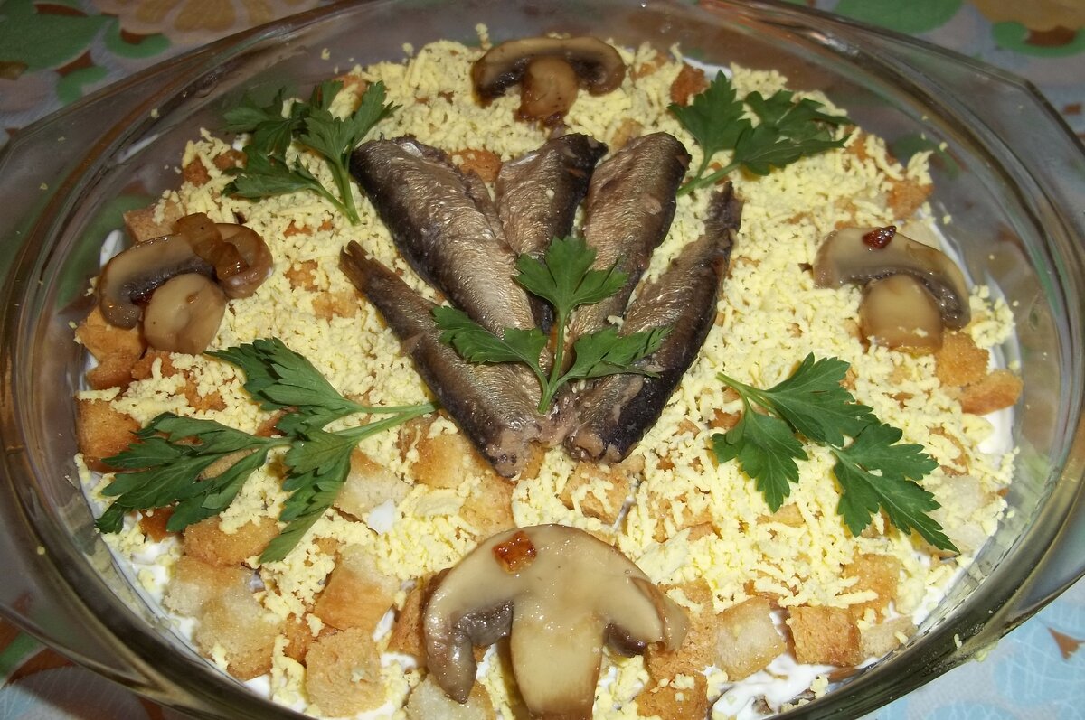 Салат со шпротами и сухариками