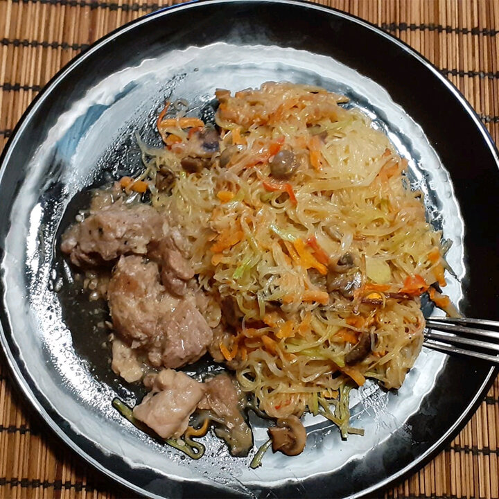 Фунчоза из маша. Фунчоза прозрачная. Салат фунчоза ккал. Фунчоза из кукурузного крахмала. Черная фунчоза.