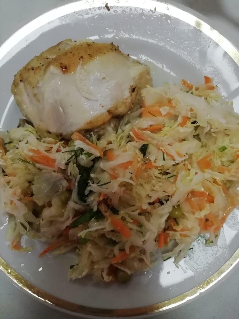 Салат из капусты и филе курицы